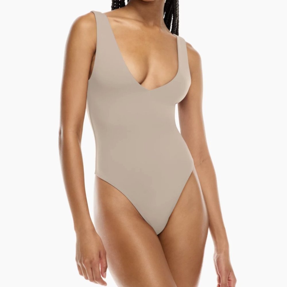 NWT Aritzia Babaton Contour V-Neck Bodysuit